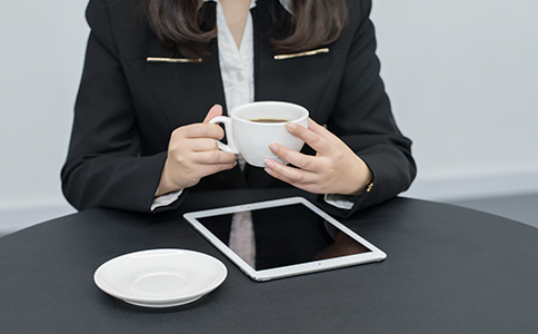 領(lǐng)取營(yíng)業(yè)執(zhí)照后,需帶上營(yíng)業(yè)執(zhí)照原件和法人代表身份證原件到特定單位印刻辦理備案。